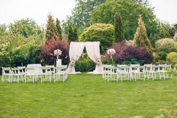 Arch and chairs for the wedding ceremony, decorated with cloth and floral compositions
